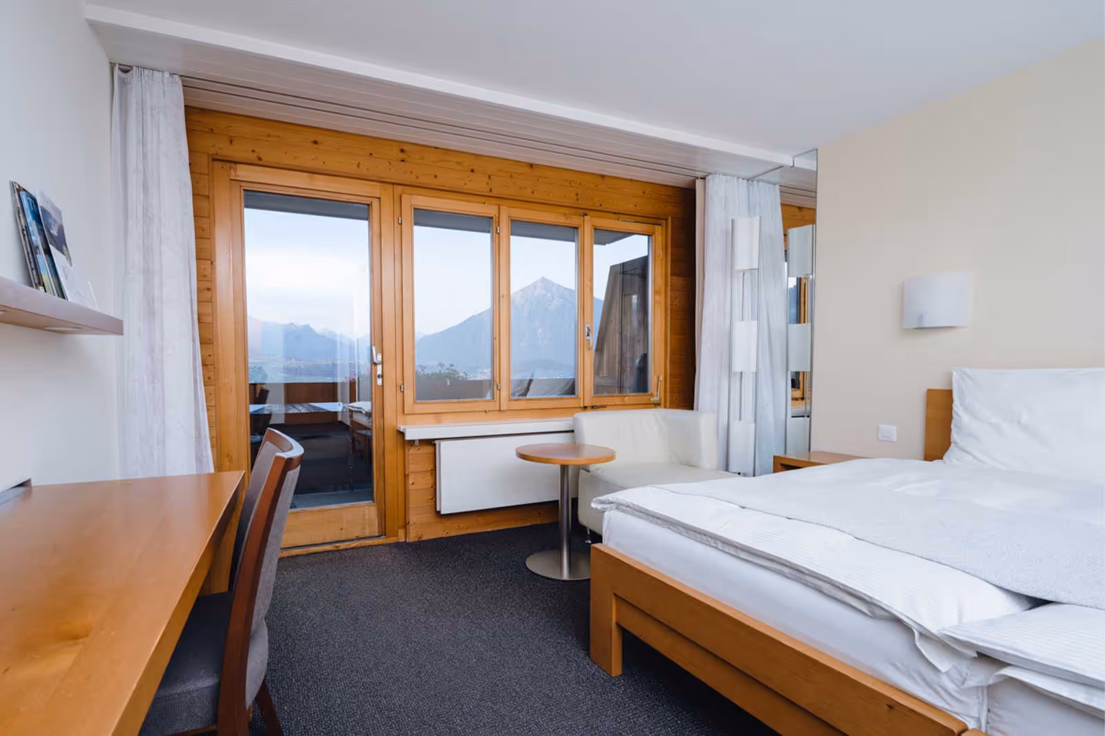 Chambre avec lit double et vue sur le Niesen