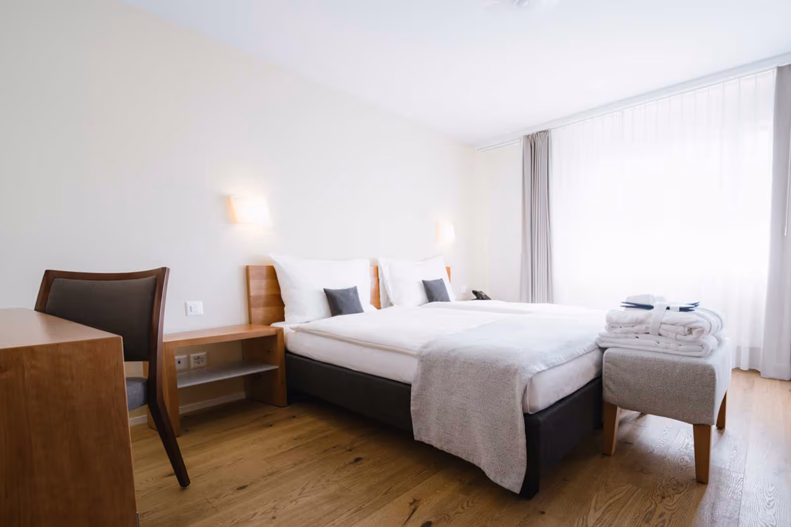 Chambre lumineuse avec lit double et poste de travail
