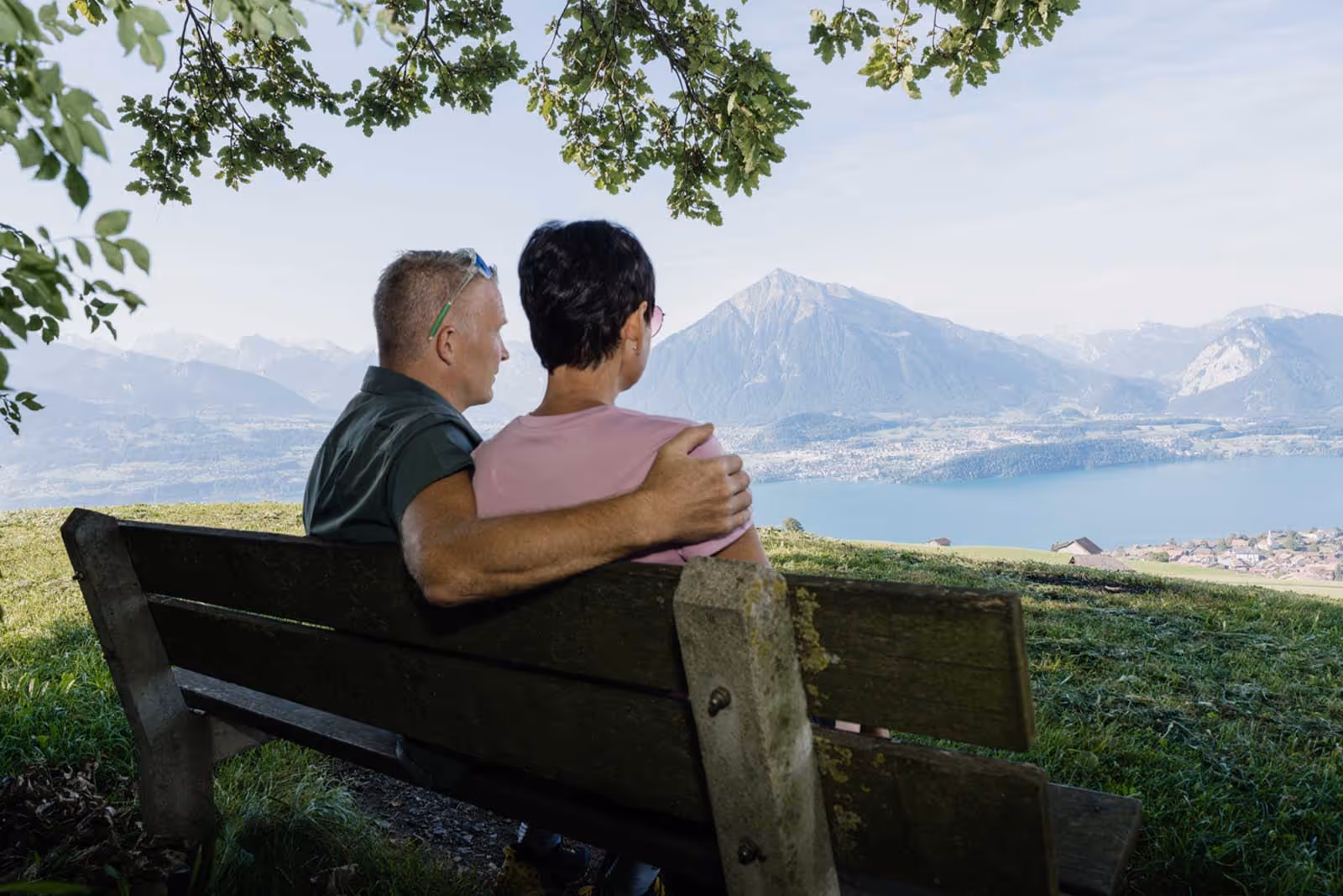Deux personnes sur un banc avec vue sur le Niesen