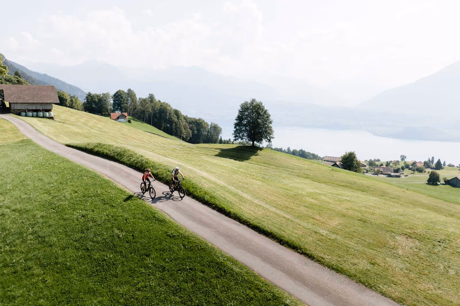 Deux personnes faisant du vélo au-dessus du lac de Thoune