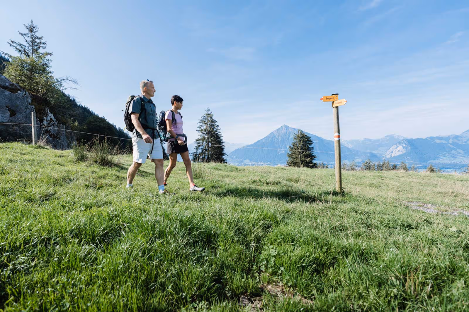 deux personnes en randonnée sur un alpage