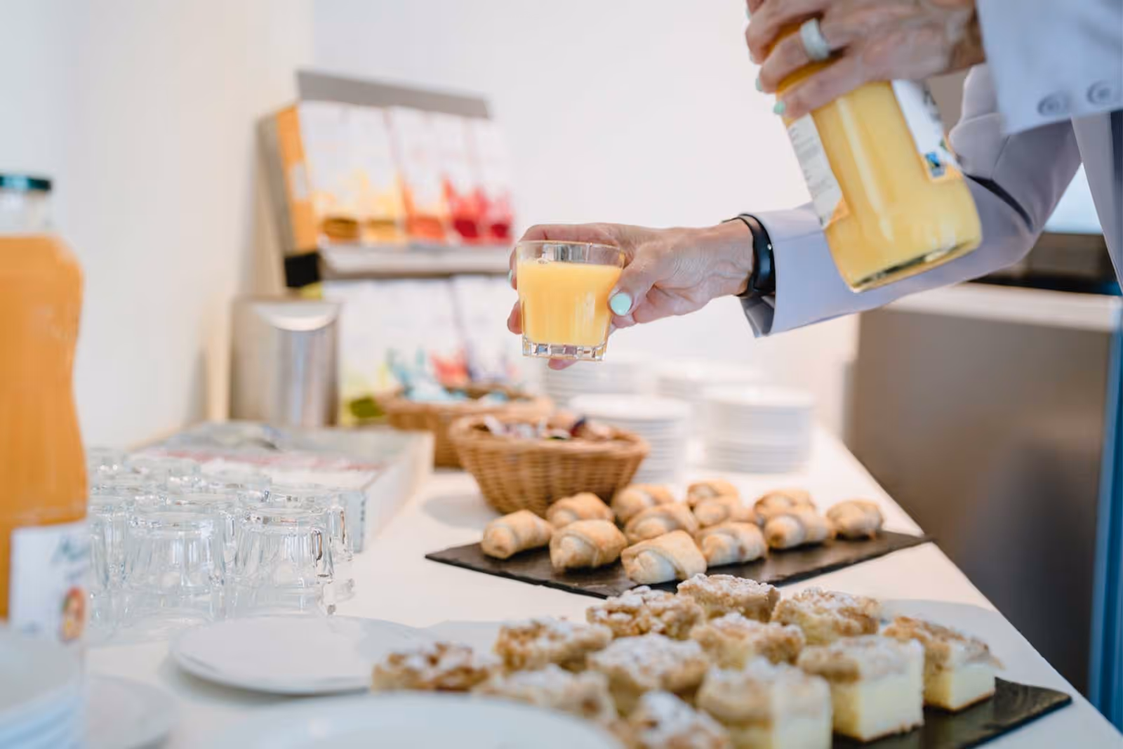 Buffet avec jus de fruits, sucreries et fruits