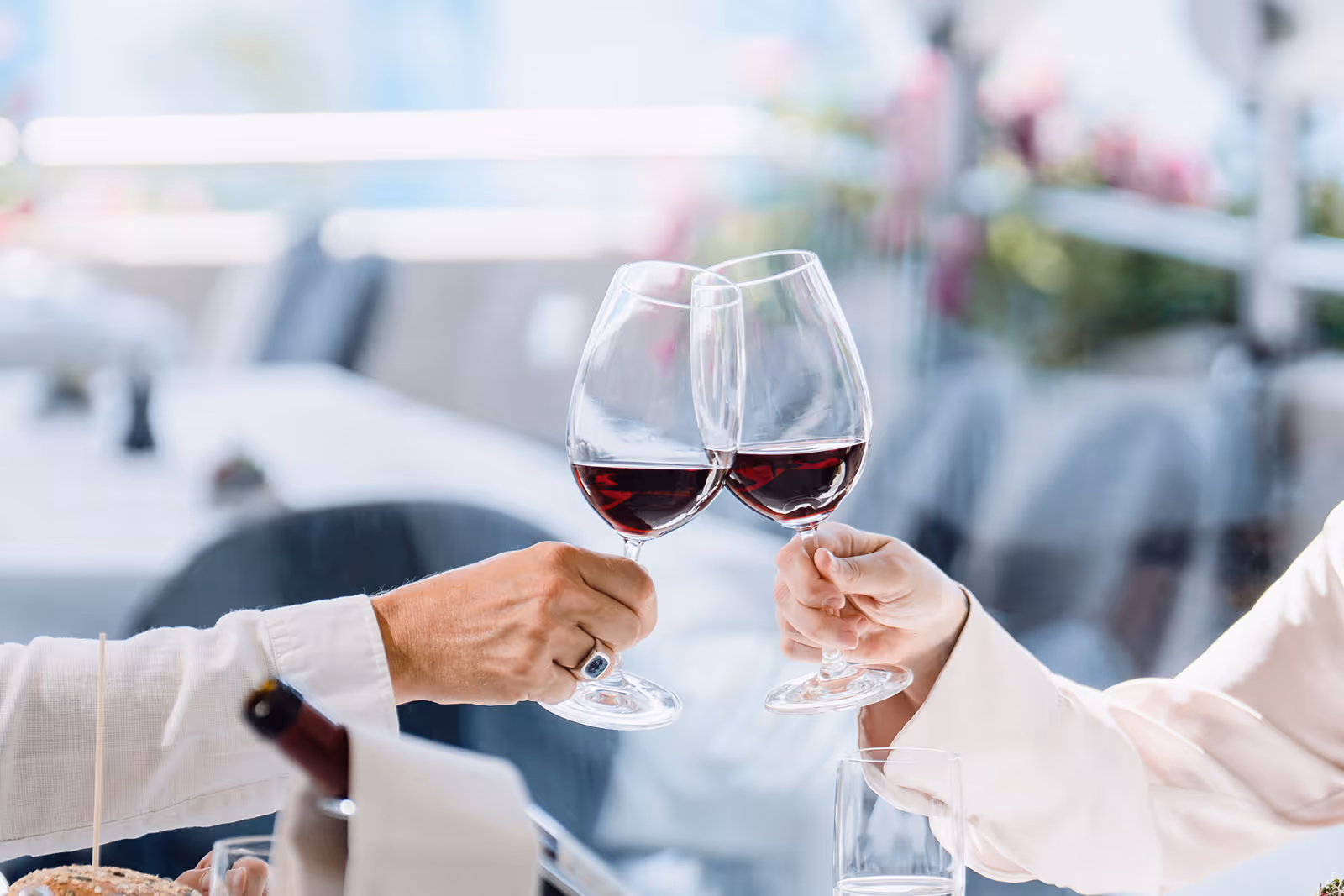 Deux personnes trinquent avec du vin