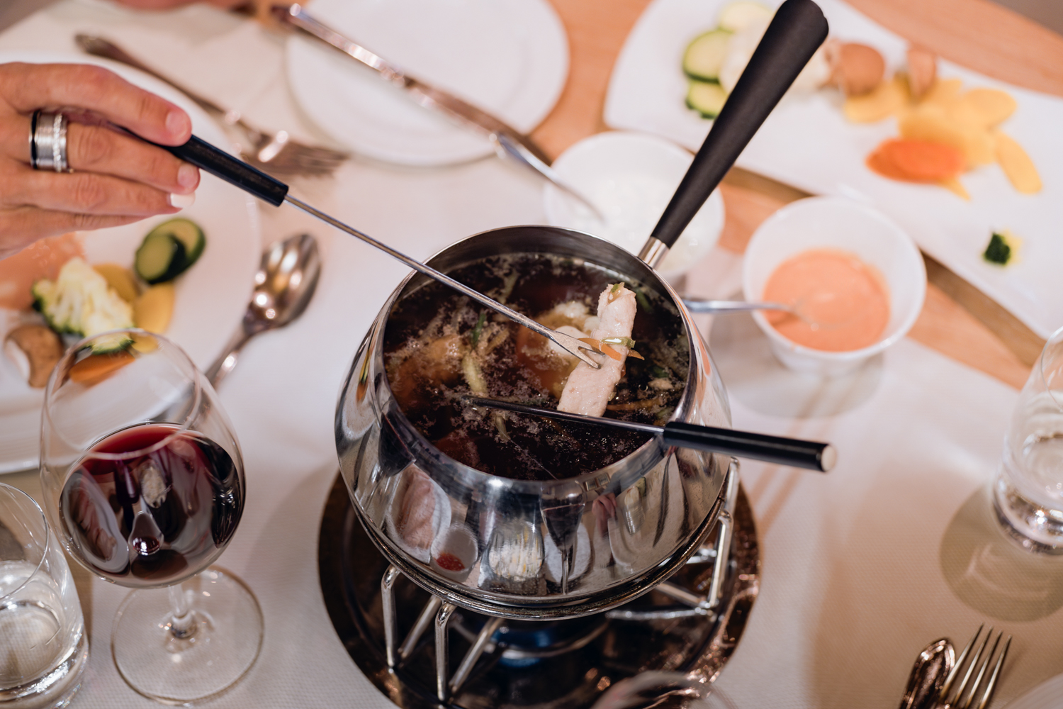 Un caquelon à fondue vigneronne sur la table 