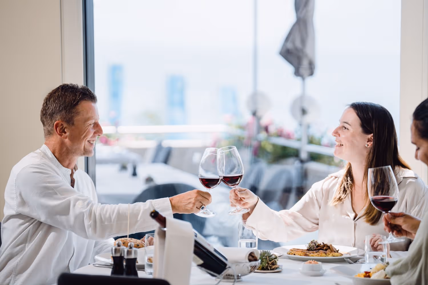 Ein Paar auf der Restaurant Terrasse im Solbadhotel Sigriswil