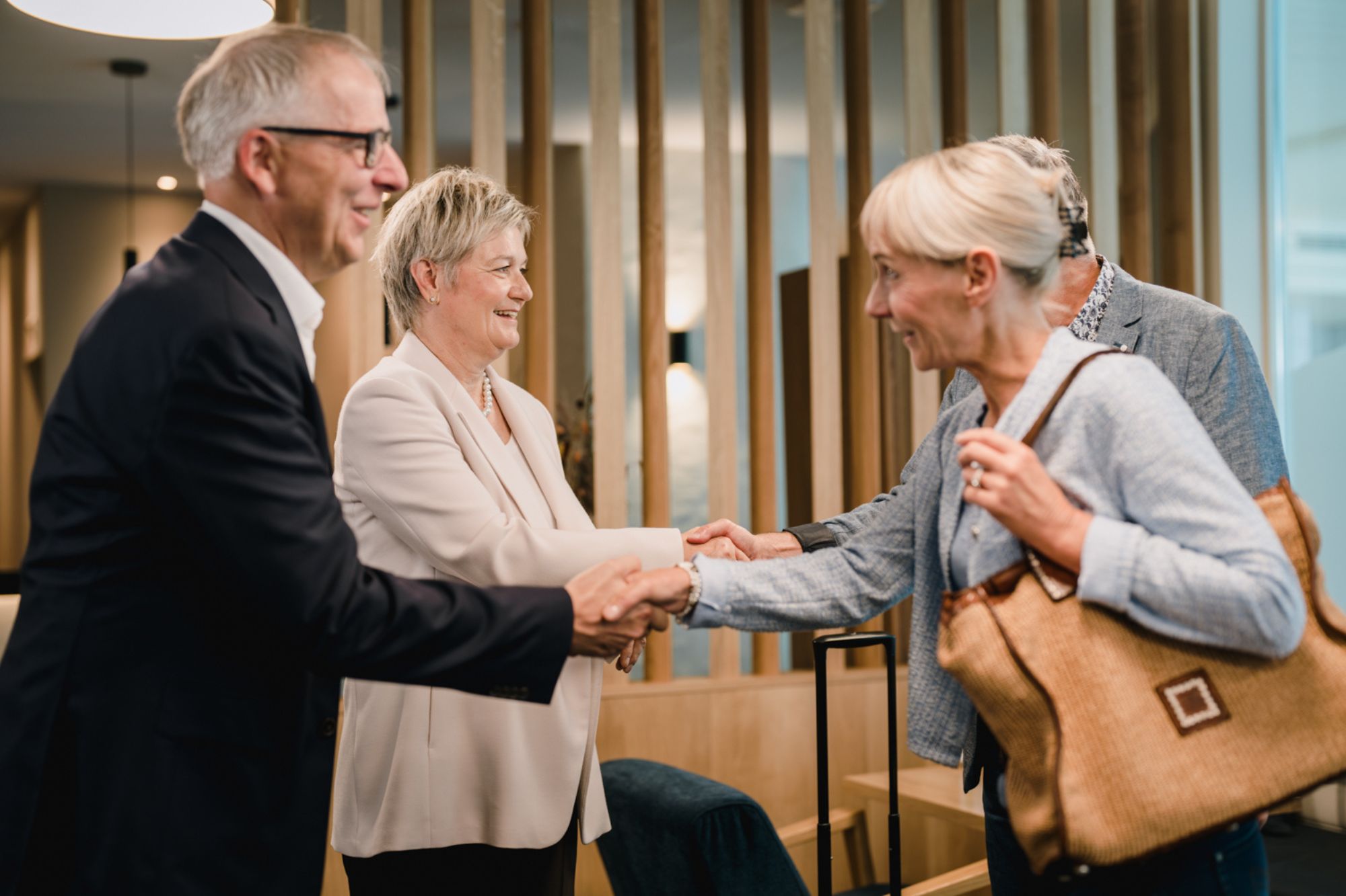 Bild Portrait von Herbert und Luzia Wicki im Hintergrund die Aussicht mit dem Niesen