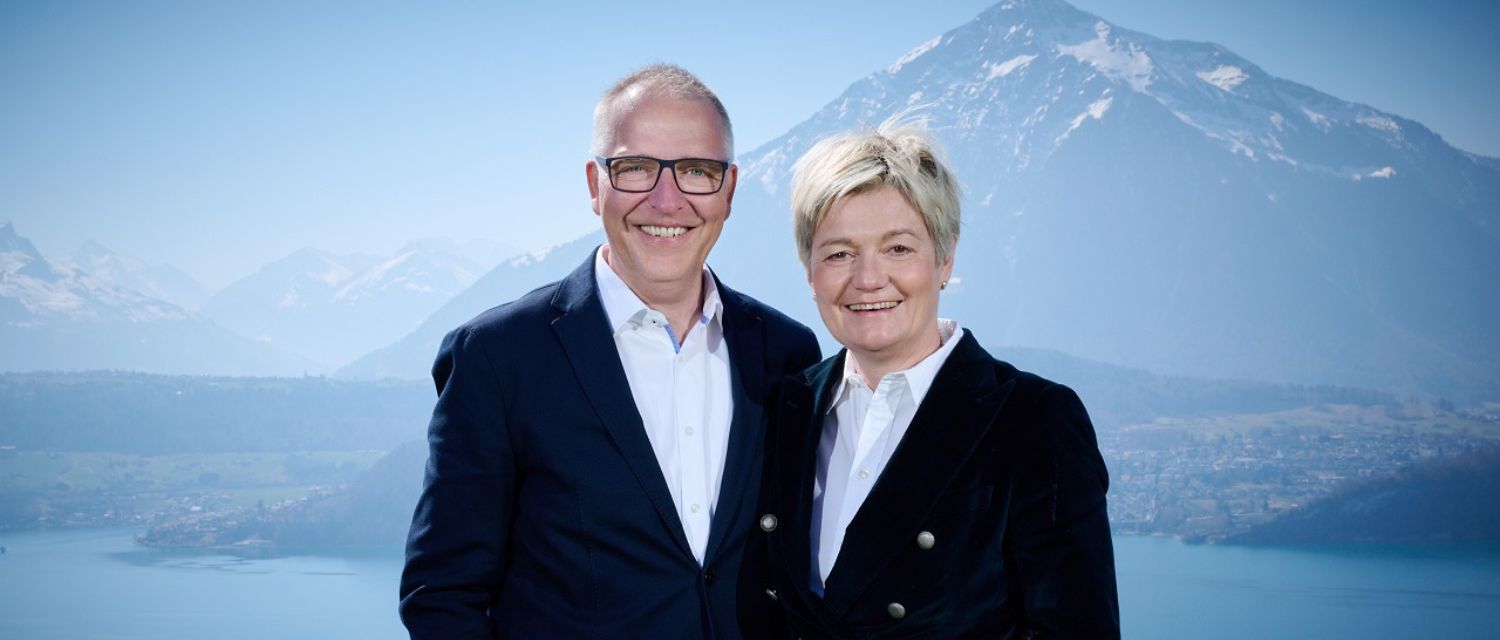 Foto Herbert und Luzia Wicki wie sie einen Gast begrüssen