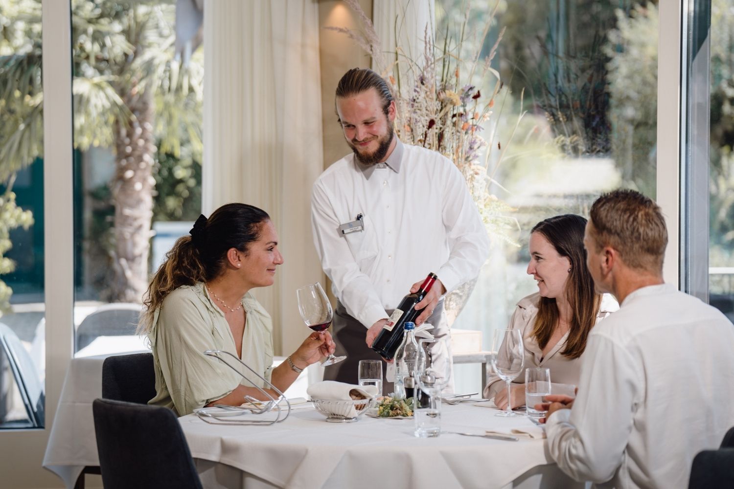 Eine Familie, die gemeinsam am Tisch sitzt