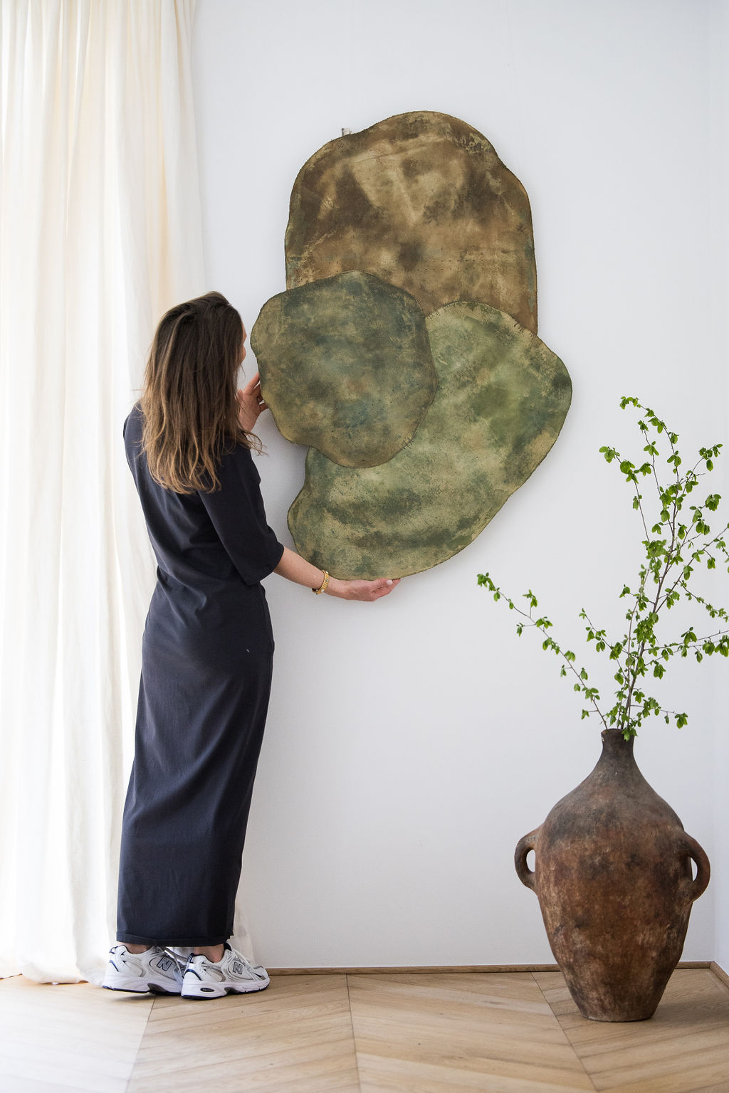 Mural composition of linen petals, a Symphony of Nature. Delphine's signature series, Petals, is a breathtaking exploration of nature's delicate beauty, captured in abstract forms. The artist uses linen support and marble powder. 