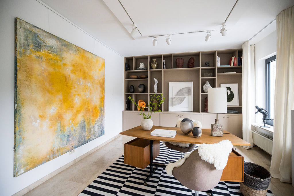 Abstract artwork by belgian artist Catherine van Pottelsberghe using raw pigments on canvas.