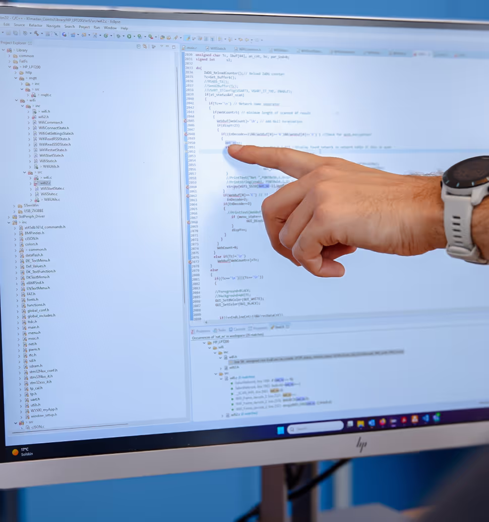 Hennodahl medarbejder pejer på en skærm