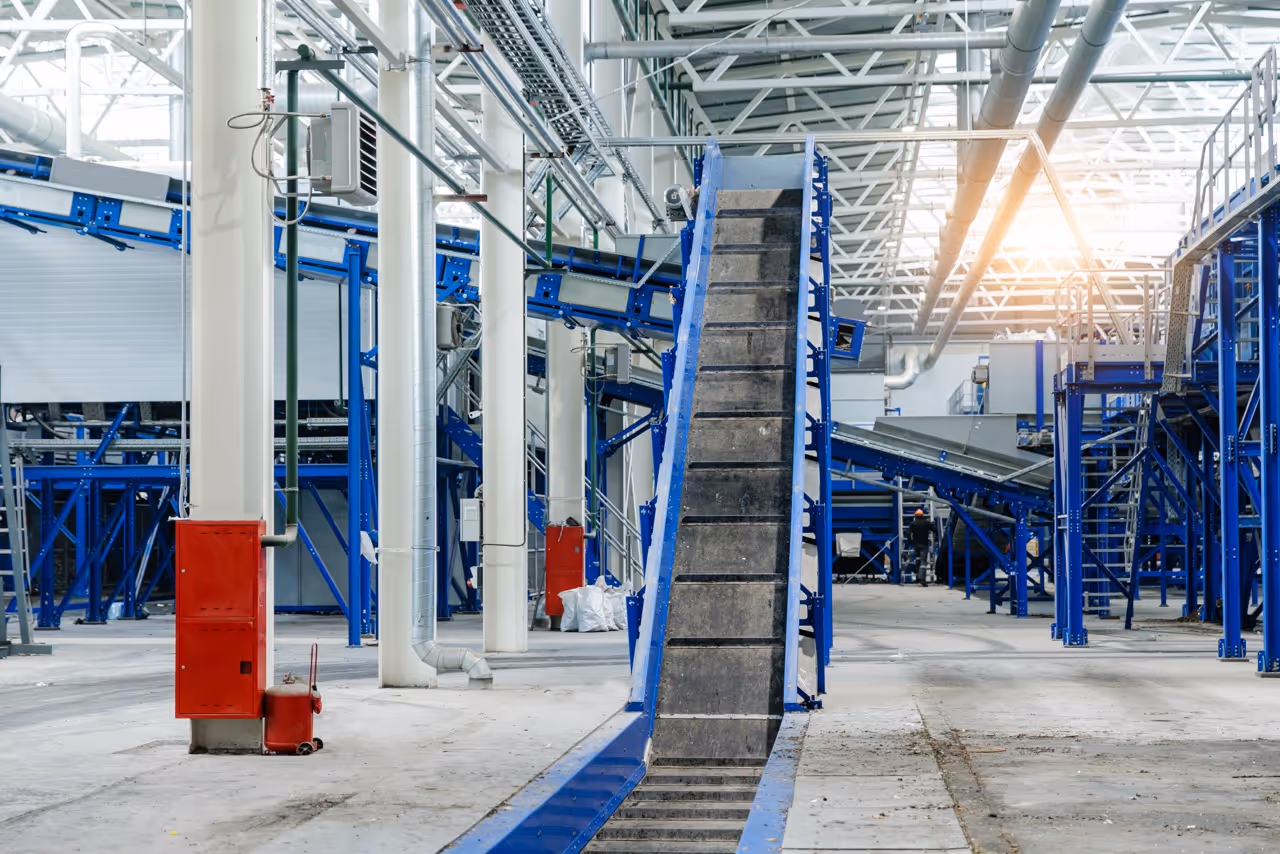 Metallfräsmaschine mit einem eingespannten Werkstück, umgeben von Metallspänen in einer Werkstatt.