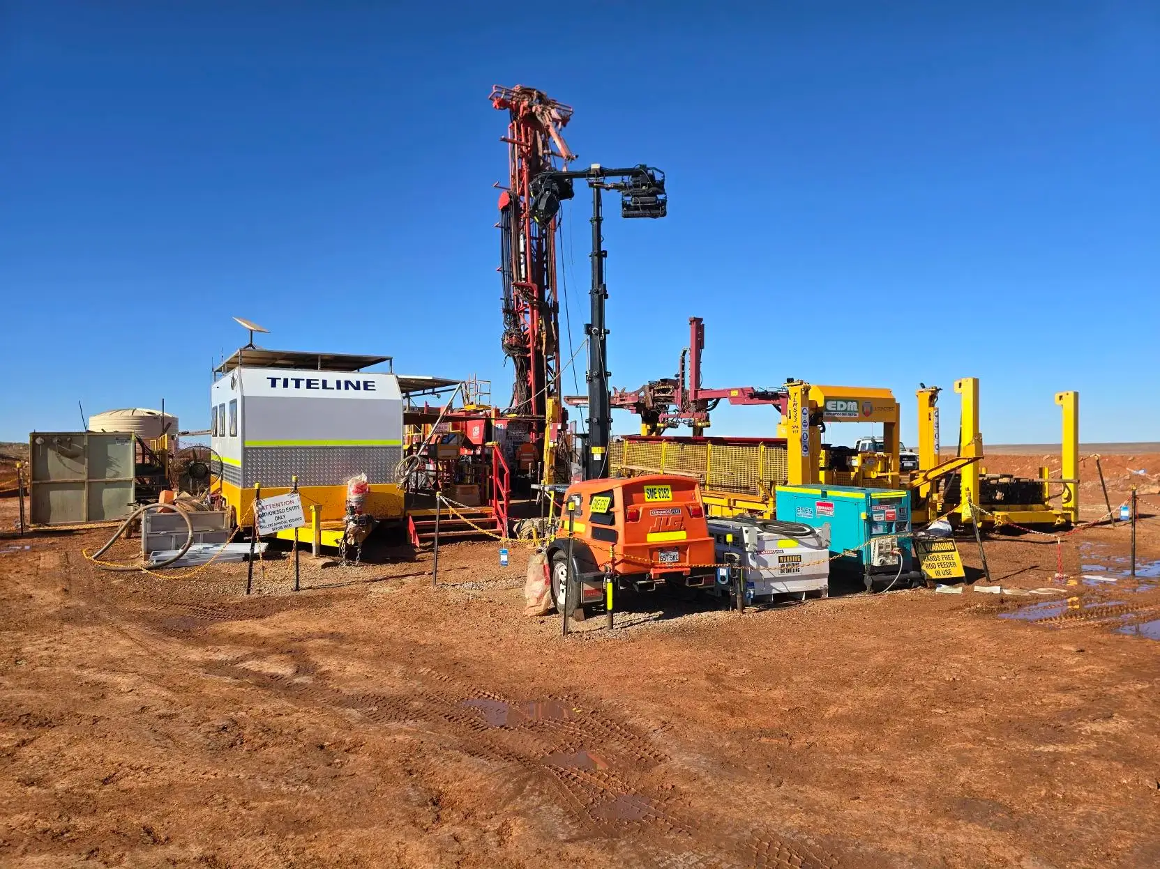 A drilling rig and site in Mineral Media Luna, Mexico