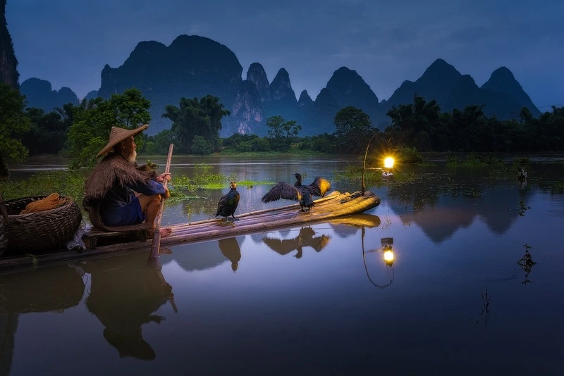 Embark on a scenic Li River cruise to Yangshuo, gliding past dramatic limestone peaks, lush rice paddies, and tranquil fishing villages. Upon arrival, explore the countryside by bicycle or rickshaw with your private guide, discovering local traditions and charming rural life. Later, return to Guilin for an evening of leisure. Unwind at the Shangri-La Hotel, where elegant surroundings and refined service provide the perfect retreat.