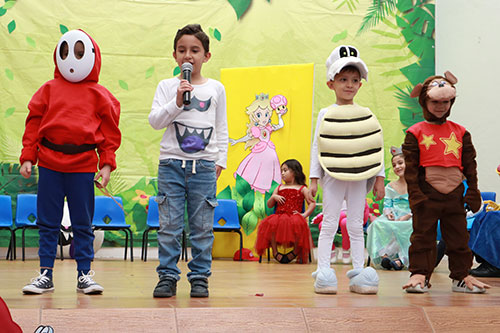 Niñas de kínder en escenario