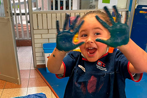 Niños de kínder disfrazados para obra