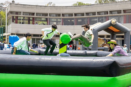 Alumnos de primaria en el patio abrazados