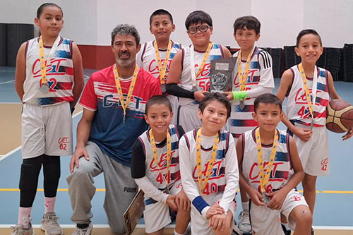 Alumno de primaria con premio deportivo
