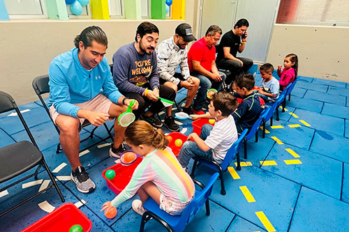 Alumnos de secundaria en el patio
