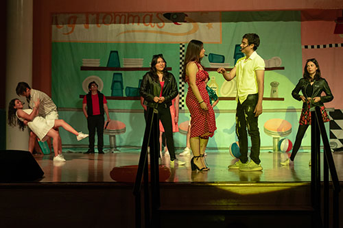 Alumnos de preparatoria en obra de teatro