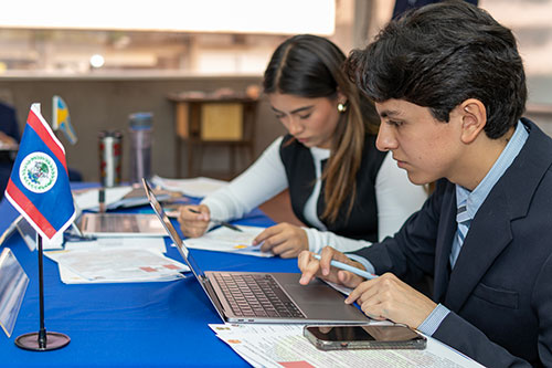 Alumnos de preparatoria en CETMUN