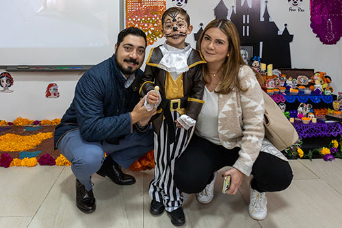 Niño pequeño disfrazado en halloween