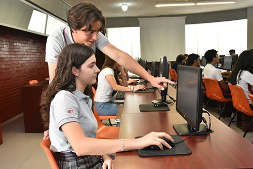 Alumno de preparatoria en computación