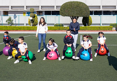 Alumnos de preparatoria entregando juguetes