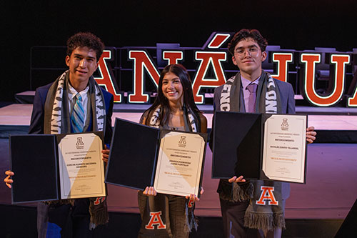 Alumnos recibiendo becas