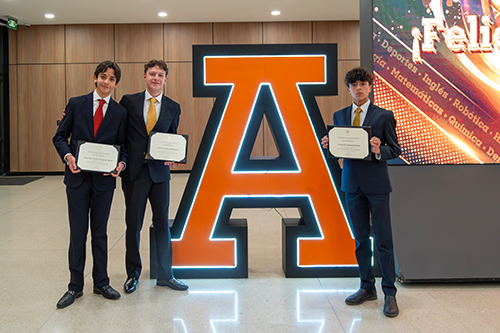 Alumnos recibiendo becas