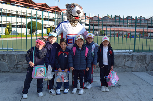 Niñas de kínder en escenario