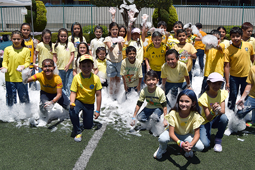 Niños de primaria jugando en patio del CET