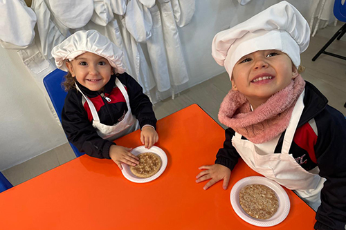 Niños de kínder disfrazados para obra