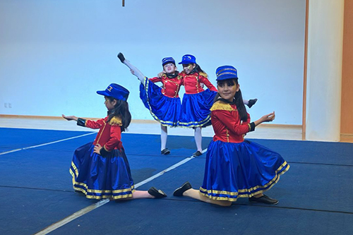 Alumnas de primaria en clase de jazz