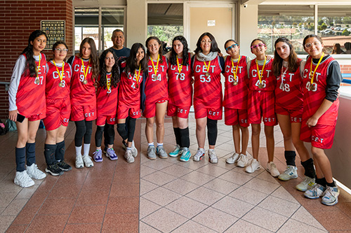 Alumnos secundaria en evento deportivo