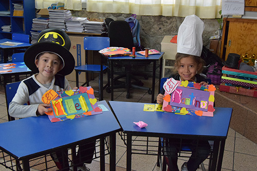 Alumnos de preparatoria entregando juguetes
