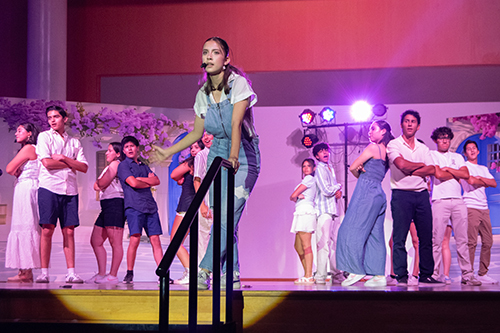 Alumnos de preparatoria en obra de teatro