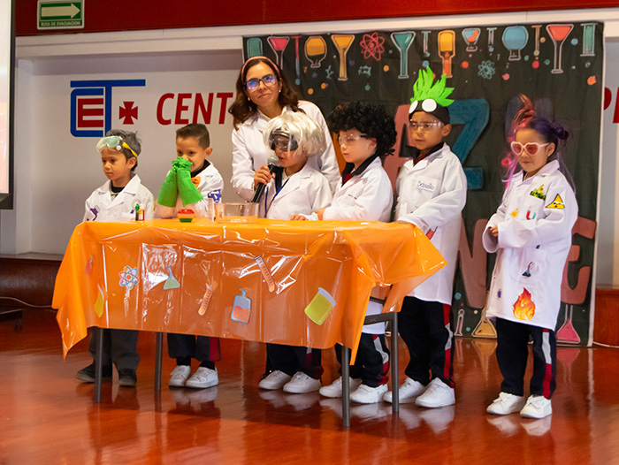 Alumnos de prefirst tomando clase