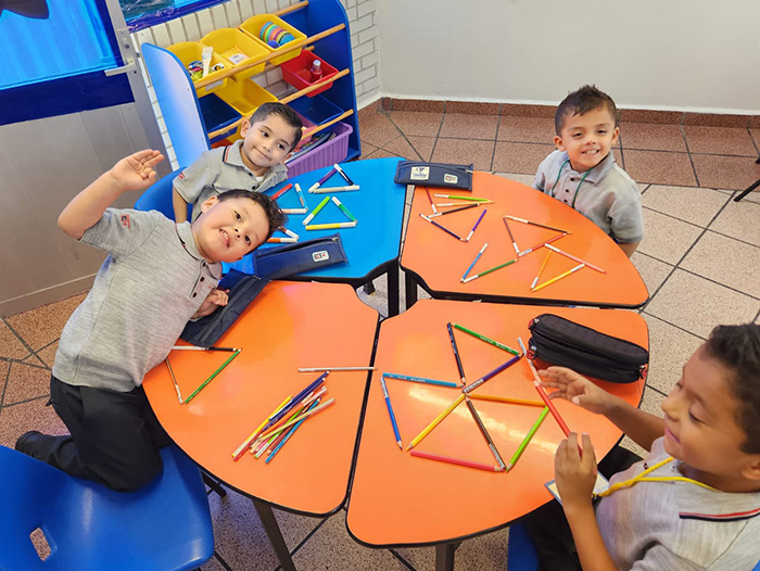 Alumnos de kínder divirtiendose