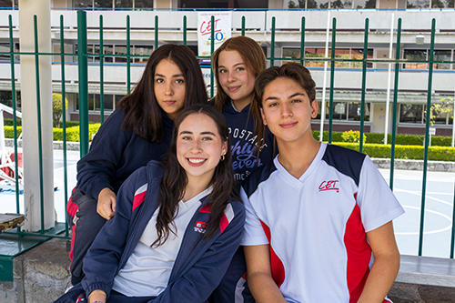Alumnos de preparatoria posando
