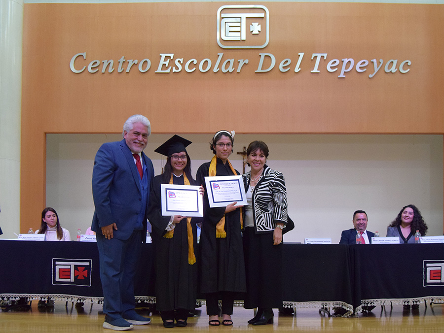 Alumno de preparatoria recibiendo premio