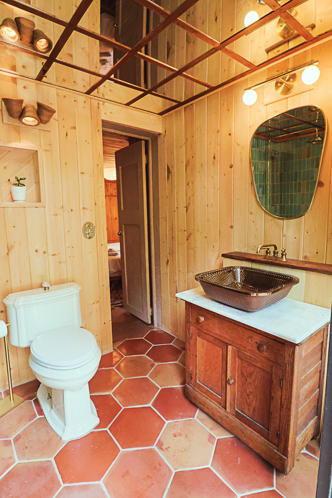 The bathroom in Mi Casita Cabin
