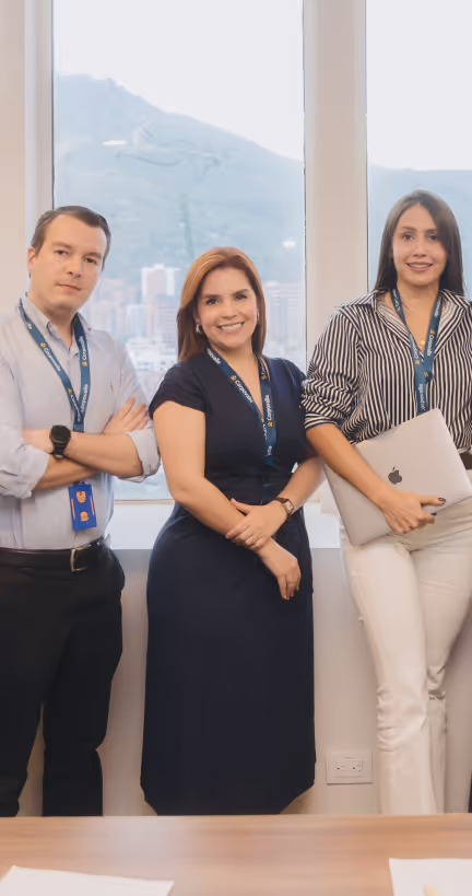 Equipo de profesionales de Corpovalle posando en la oficina.