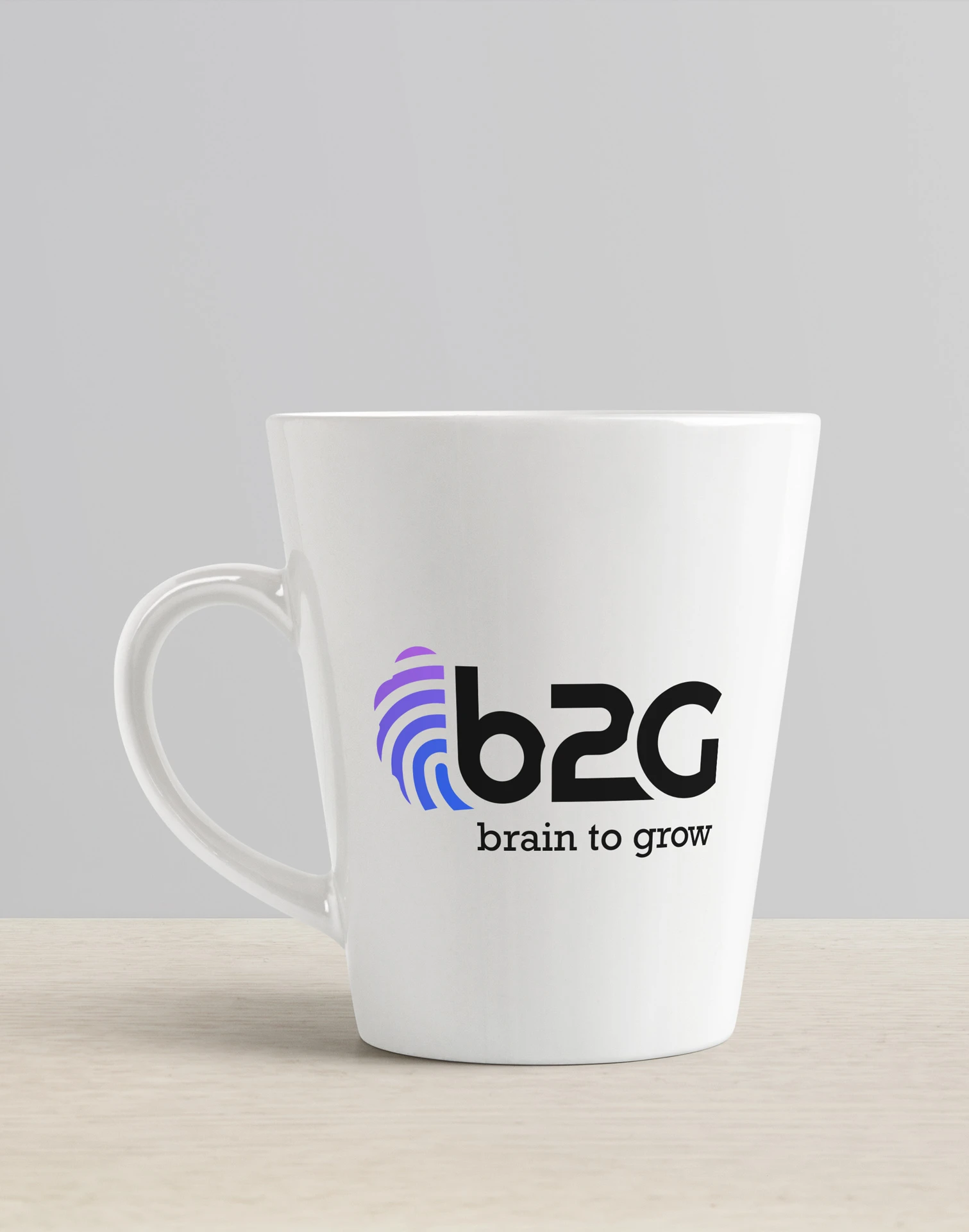 Aplicação da identidade B2Grow em mockup de caneca.