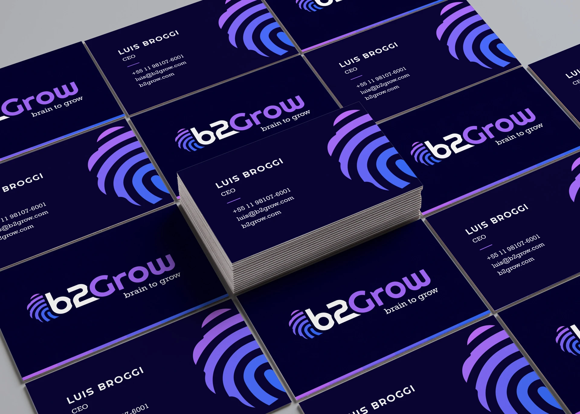 Aplicação da identidade B2Grow em cartões de visita, com sistema visual em violeta, azul e preto.