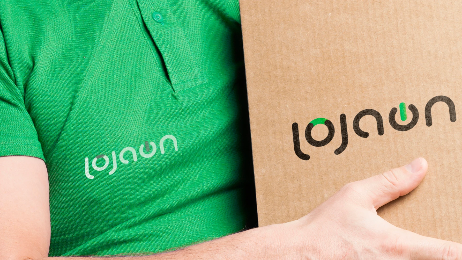 Pessoa com camisa verde da Lojaon segurando uma caixa de papelão com o logotipo da marca.