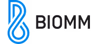 Logotipo da empresa Biomm com símbolo azul abstrato à esquerda e texto preto à direita.