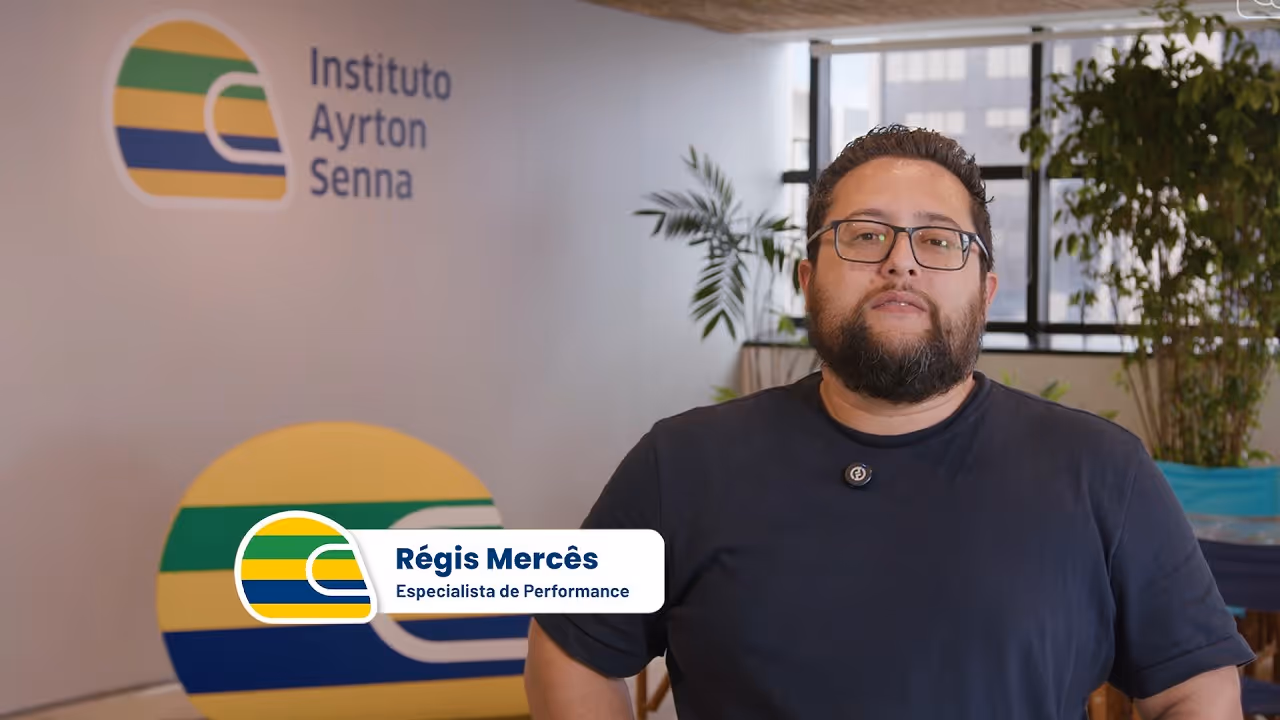 Régis Mercês no escritório do Instituto Ayrton Senna, identificado como especialista de performance.