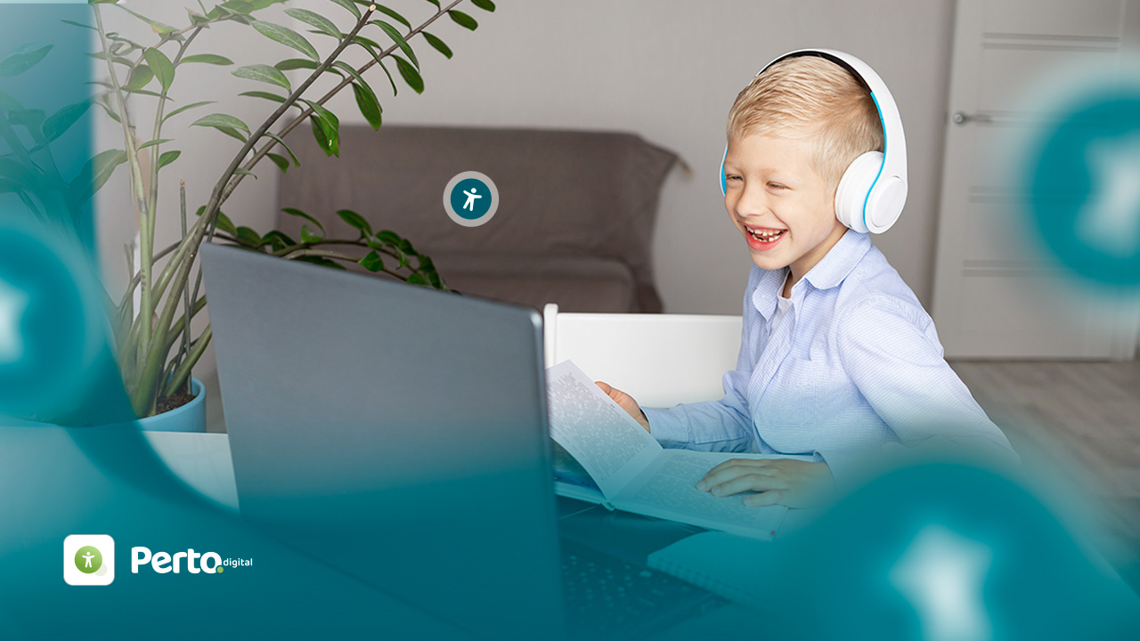 Criança feliz usando fones de ouvido enquanto estuda em frente ao computador, com plantas ao fundo.
