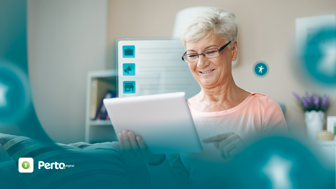 Mulher idosa sorrindo enquanto utiliza um tablet, rodeada por ícones que simbolizam tecnologia e conectividade.